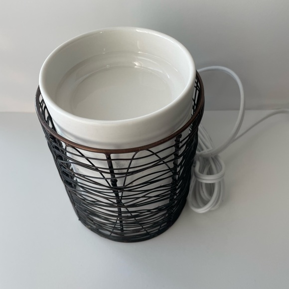 Scentsy 6” pin light warmer with loom wrap and bulb, works! - Picture 4 of 13